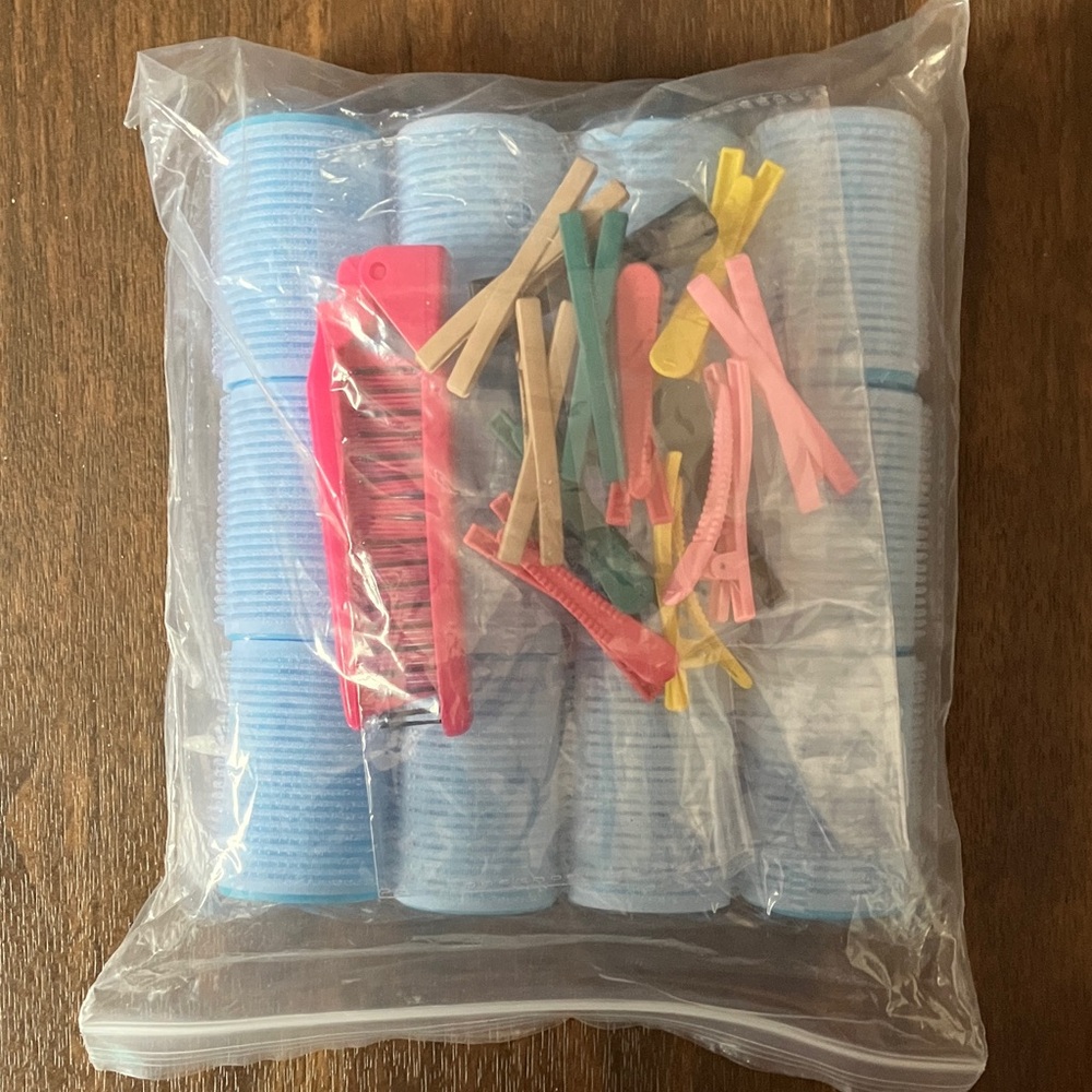 Vibrant Hair Styling Set with Blue Rollers and Multicolor ClipHaur rollers